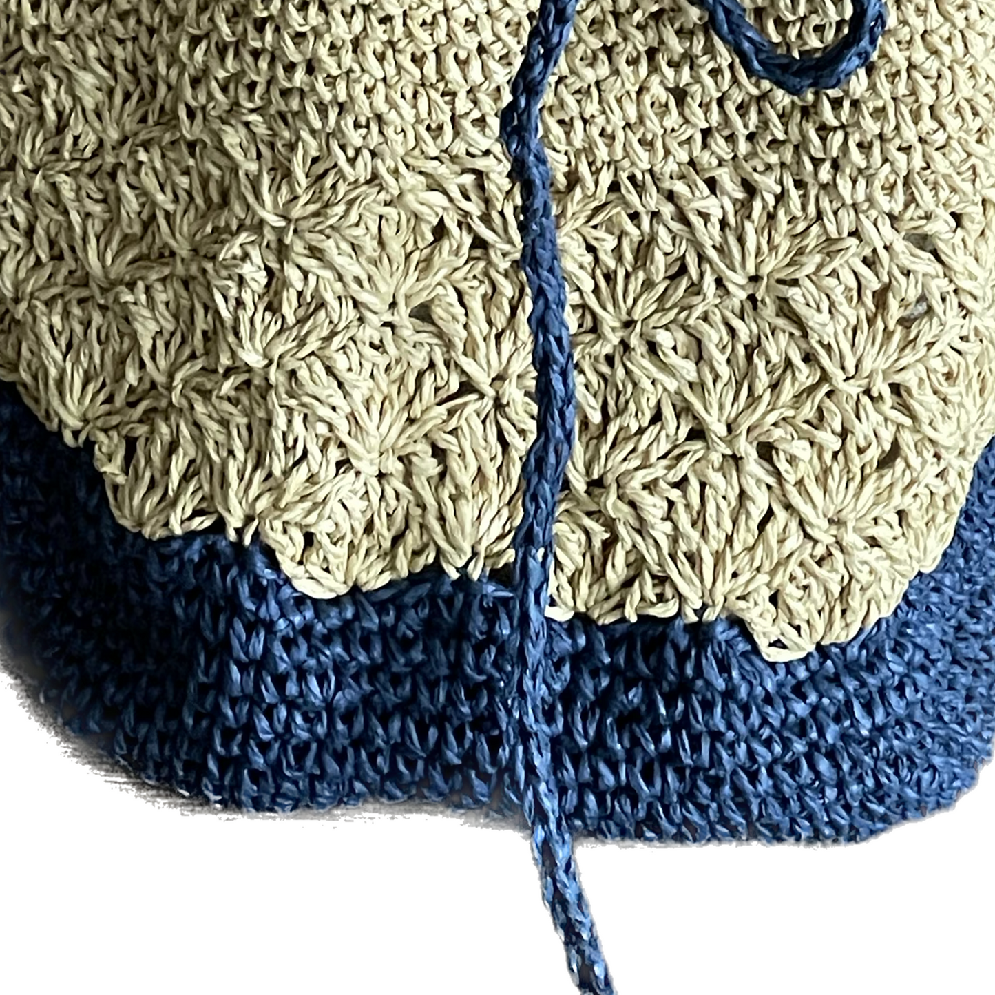 Gehaakte beurs tas van raffia garen in bruin en blauwe kleuren.