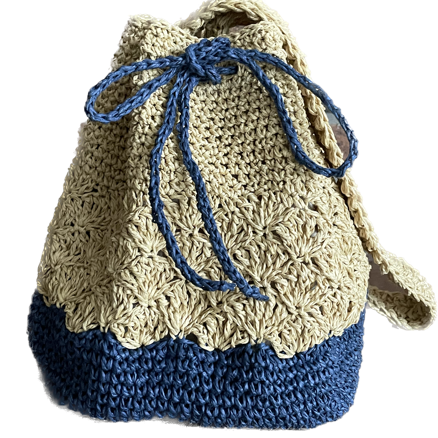 Gehaakte beurs tas van raffia garen in bruin en blauwe kleuren.