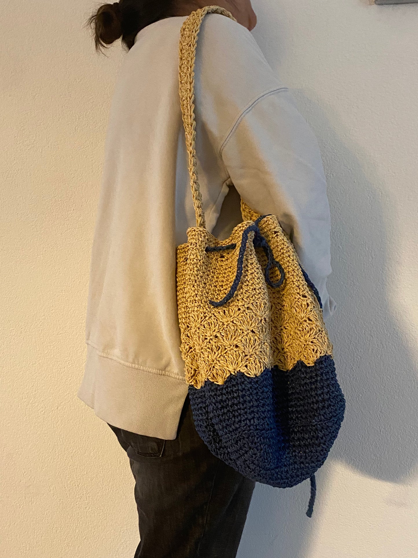 Gehaakte beurs tas van raffia garen in bruin en blauwe kleuren.