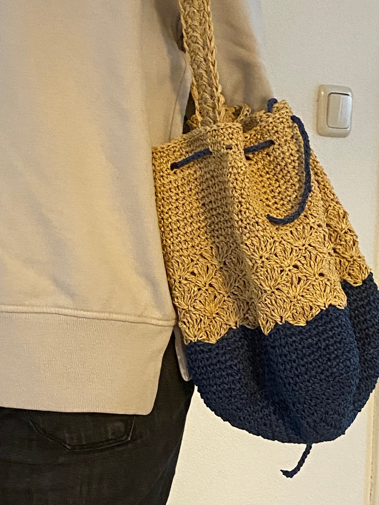 Gehaakte beurs tas van raffia garen in bruin en blauwe kleuren.