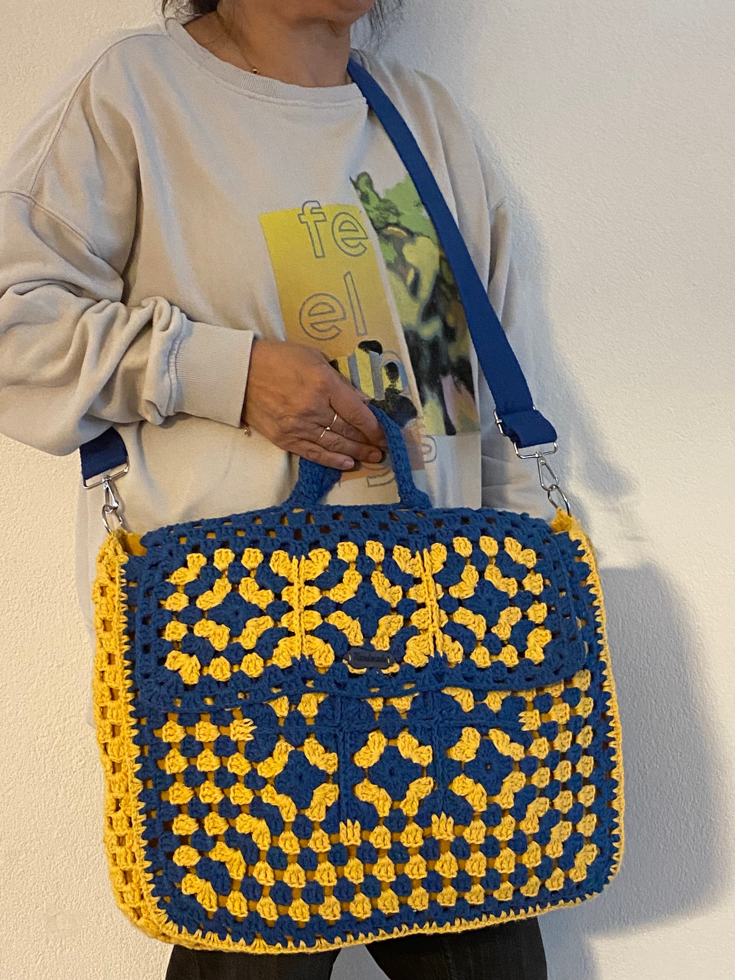 Gehaakte blauw-gele laptop tas