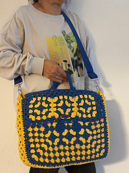 Gehaakte blauw-gele laptop tas