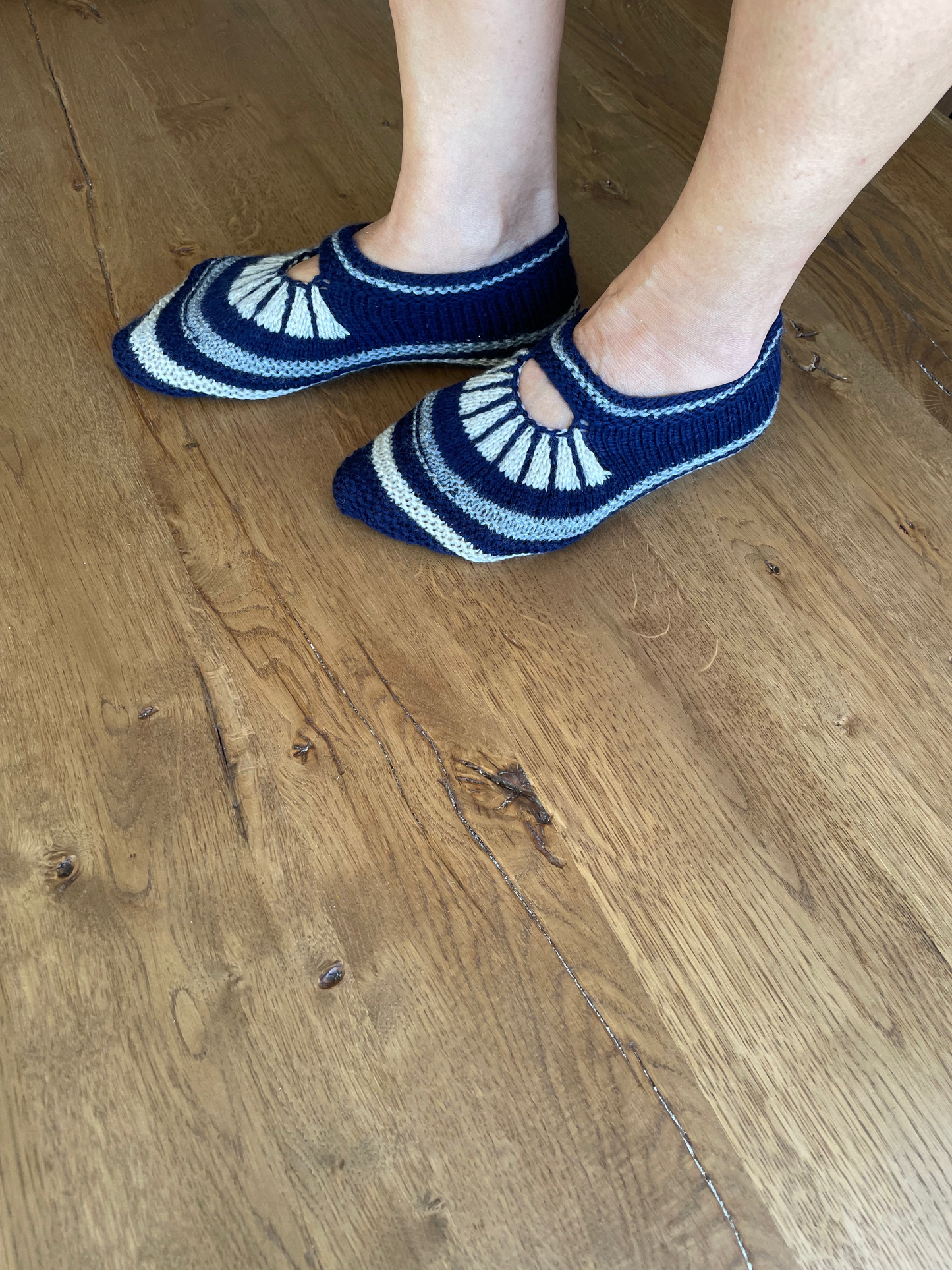 Blauw en  wit  gebreide pantoffel